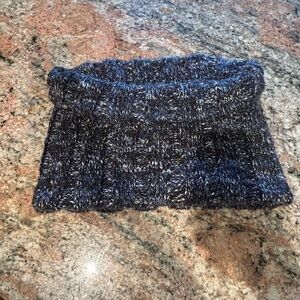 GAP Textured Knit Scarf in shades of blue/white/purple